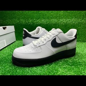 Mens Nike Air Force 1 White/Black Midsole size 11